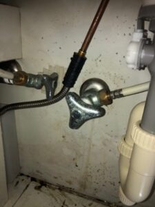 洗面所　水漏れ　止水栓の交換